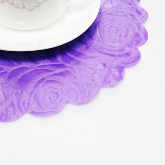 Nonwoven placemats for dining table